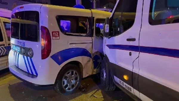 Bursa'da polis aracı ile servis minibüsü ve taksi çarpıştı: 3'ü polis 6 yaralı-4