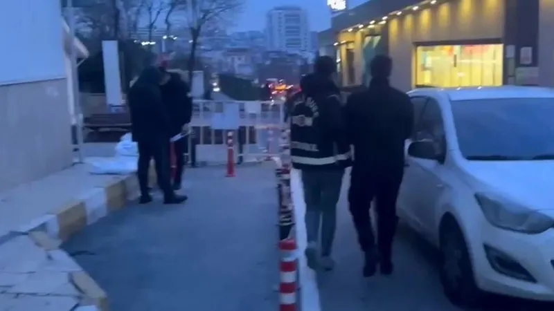 1-milyarlik-kara-para-dolasima-sokuldu-kapalicarsidan-8-ile-dolandiricilik-cetesi-36-gozalti-1745059109109.jpeg İstanbul merkezli 8 ilde dolandırıcılık ve kara para aklama operasyonu düzenlendi. Operasyonda 36 kişi gözaltın alındı (Fotoğraf: İHA)