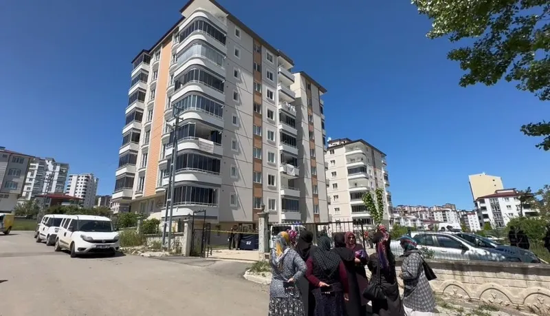 samsunda-3-kattan-dusen-sahis-hayatini-kaybetti-yurek-yakan-detay-1715081843446.jpeg Samsun'da 3. kattan düşen şahıs hayatını kaybetti! Yürek yakan detay-3