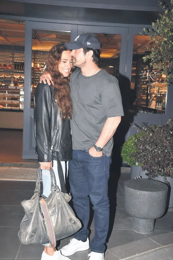 celikkol-ibrahim-celikkol-ile-natali-yarcan-ciftinden-ask-dolu-poz-1684266354966.jpeg