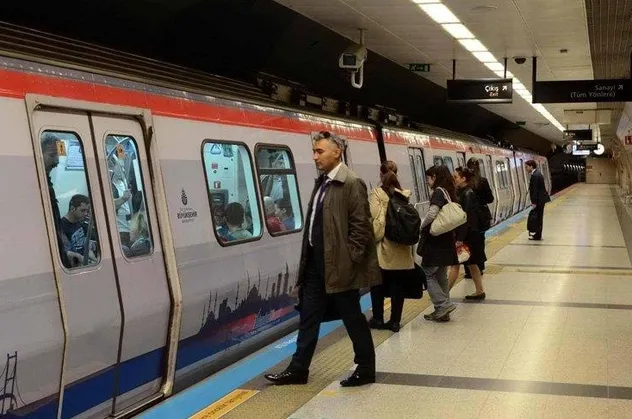 Son dakika: Metro seferlerinde aksama! Duraklarda yoğunluk yaşanıyor