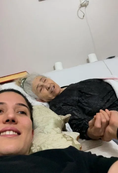 milli-basketbolcu-nilay-aydogan-depremde-hayatini-kaybetmisti-babaannesiyle-olan-son-goruntuleri-cikti-1677576918849.jpg