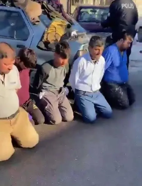 deprem-bolgesinde-hirsizlik-yapan-bir-grup-polis-ekipleri-tarafindan-kiskivrak-yakalandi-1675974084858.jpeg Deprem bölgesinde hırsızlık yapan bir grup, polis ekipleri tarafından kıskıvrak yakalandı-3