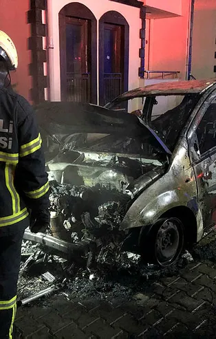 Park halindeki otomobil alev alev yandı!