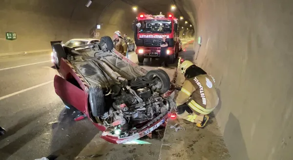 istanbul-uskudarda-ticari-taksiye-carpan-otomobil-takla-atarak-ters-dondu-1653201337626.jpg İstanbul Üsküdar'da ticari taksiye çarpan otomobil takla atarak ters döndü-3