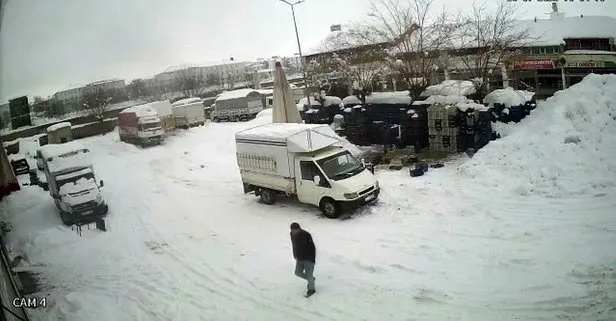 Çatıdan düşen kar kütlesinden kıl payı kurtuldu
