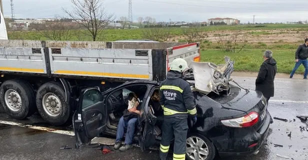 Tekirdağ'da can pazarı: Otomobil tırın altına girdi 2'si ağır 5 yaralı