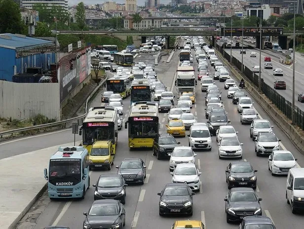 istanbulda-trafik-yogunlugu-artti-guncel-yol-durumu-1621614402049.jpeg