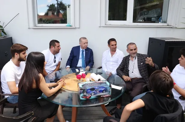 baskan-erdogan-vatandaslarin-cay-davetini-kabul-etti-1655469114775.jpeg Başkan Erdoğan vatandaşların çay davetini kabul etti-1