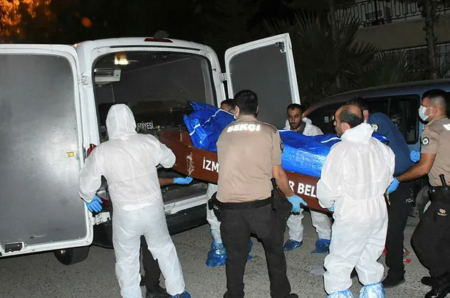 İzmir'de korkunç olay! Daireden kötü kokular gelince...