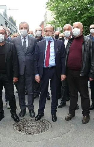 CHP beslemesi Merdan Yanardağ'ın Menderes hakkındaki skandal açıklamalarına Demokratlar Platformu'ndan siyah çelenkli protesto
