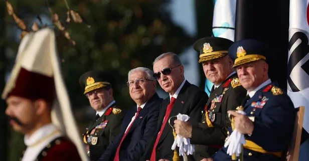 TCG Anadolu öncülüğünde 100. yıl geçişi! Donanma Başkomutan Erdoğan’a ’çimariva’ selamı verdi: Türk Yıldızları gökyüzüne nakşetti
