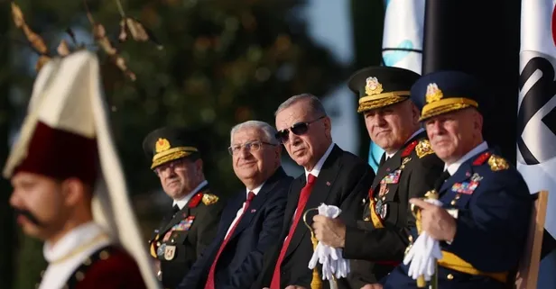 TCG Anadolu öncülüğünde 100. yıl geçişi! Donanma Başkomutan Erdoğan'a 'çimariva' selamı verdi: Türk Yıldızları gökyüzüne nakşetti