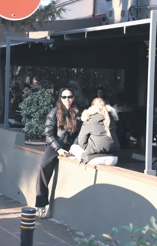 Yasemin Özilhan sosyetiğim demedi duvara tünedi!