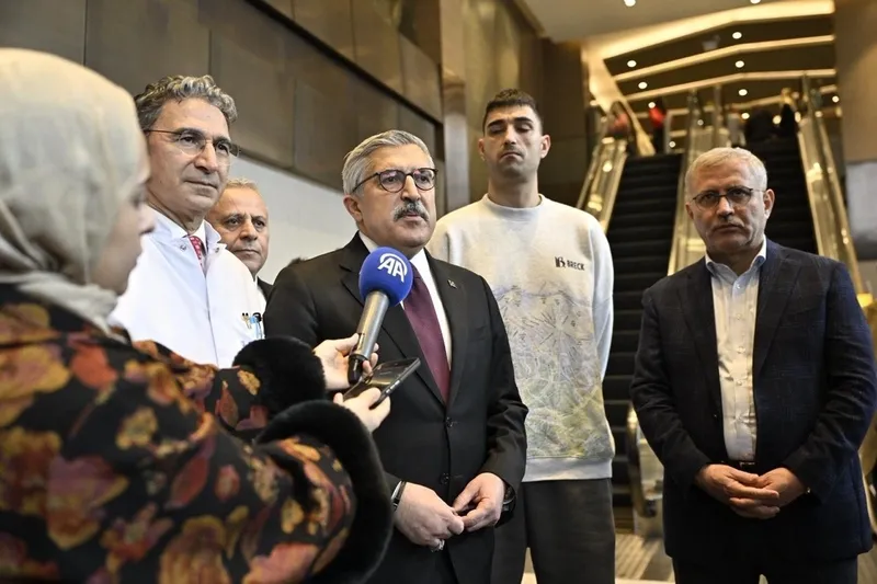 baskan-erdogan-da-yakindan-takip-ediyor-ak-parti-genel-baskan-yardimcisi-yayman-ibrahim-tatlisesi-hastanede-zi-1775834472870.jpeg Başkan Erdoğan da yakından takip ediyor: AK Parti Genel Başkan Yardımcısı Yayman İbrahim Tatlıses'i hastanede ziyaret etti-4