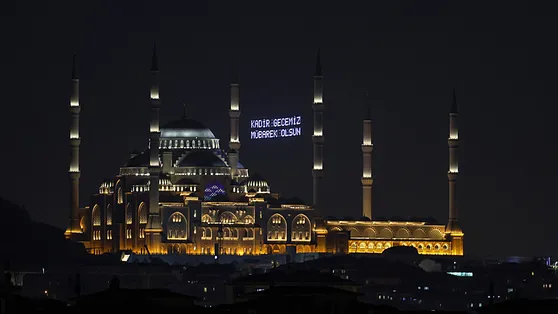 Kadir Gecesi’nde yüzlerce kişi saf tuttu