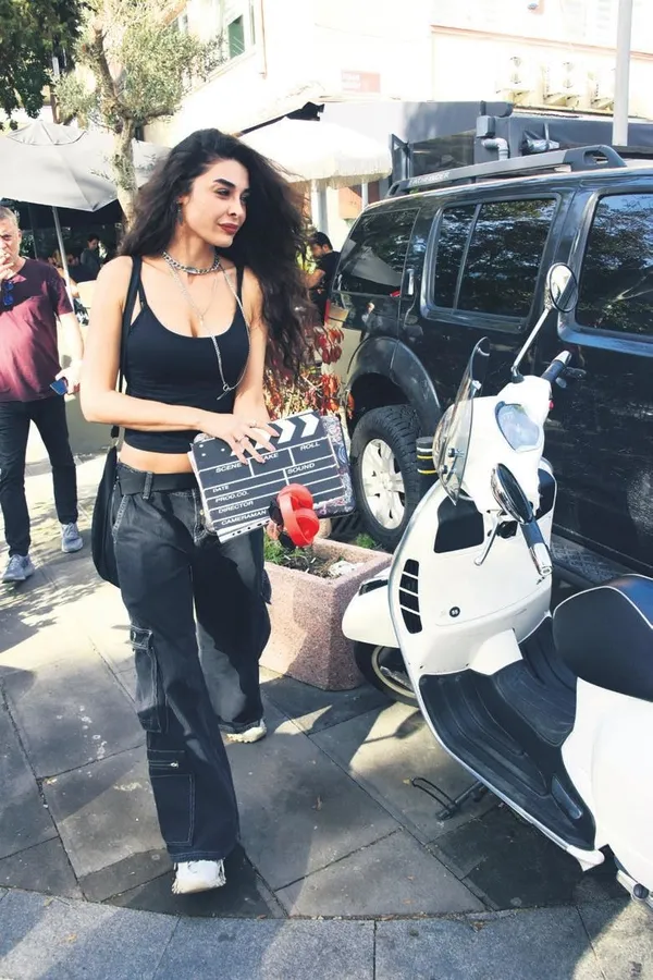 1698183811525.jpeg Işıklar yeniden mi yanıyor? Büşra Cebe'nin eski sevgilisi Şükrü Özyıldız hakkındaki açıklaması kafaları karıştırdı: Selam veririm-3