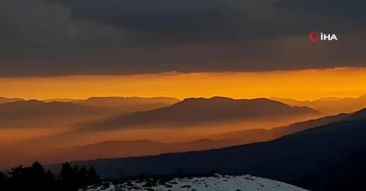 Bolu’nun Mudurnu ilçesinde yüksek kesimlerden görüntülenen gün batımı manzarası mest etti
