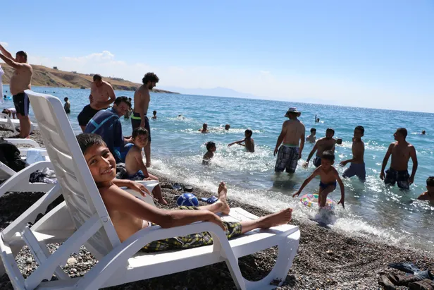 Türkiye'de tek! Van'ın mavi bayraklı Mollakasım Plajı'na turist ilgisi-5