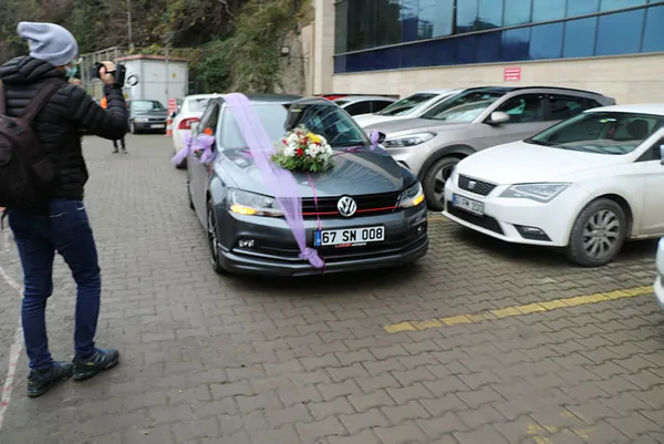 bosanma-davasina-bu-aracla-geldi-goren-telefona-sarildi-1608816197002.jpg Boşanma davasına bu araçla geldi! Gören telefona sarıldı-3