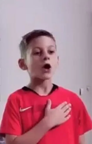 Süper ligin yıldız oyuncusu Adis Jahovic'in oğlu, İstiklal Marşımızı söyledi