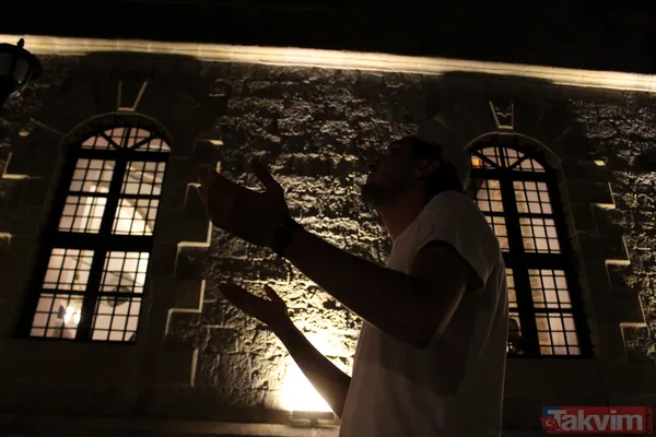 (Şükreden kul olmayayım mı? Bu yıl içinde doğacak her çocuk, bu gece deftere geçirilir. Bu yıl içinde öleceklerin isimleri, bu gece özel deftere yazılır. Bu...