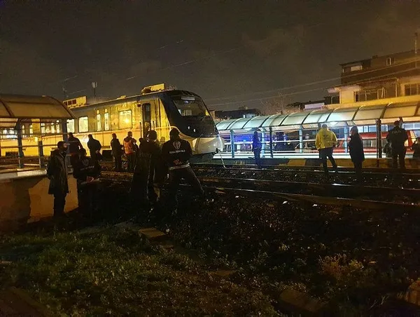 SON DAKİKA: İzmir'de gece yarısı korkunç son: İZBAN treninin çarptığı kişi hayatını kaybetti-2