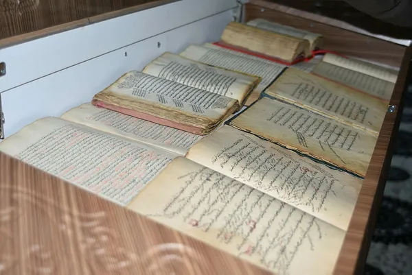 6-asirlik-el-yazmasi-ilim-kitaplari-tarihe-isik-tutacak-1593585063171.jpg Bitlis’te 6 asırlık el yazması ilim kitapları tarihe ışık tutacak: Herkes bu kitaplardan istifade etsin-4