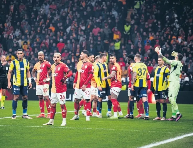 Kartlar havada uçuşuyor