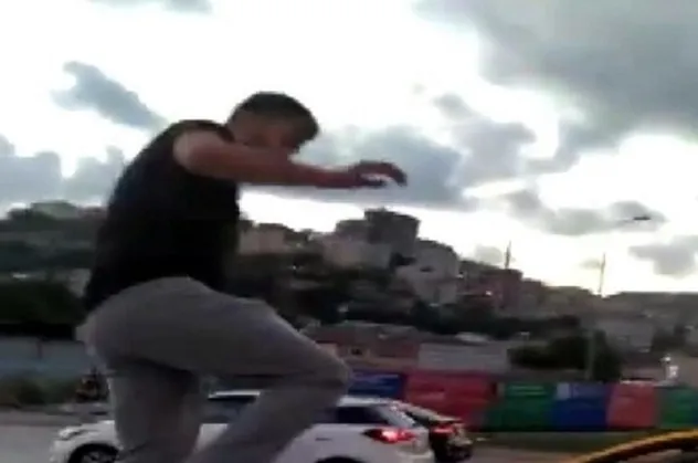 Bir şehir magandası daha! İstanbul'da dehşete düşüren olay! Tartıştığı kadın sürücünün aracına çıktı, camları kırdı