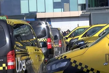 8+1 taksi sahiplerinden CHP’li İBB önünde eylem: Müşteri bulamıyoruz