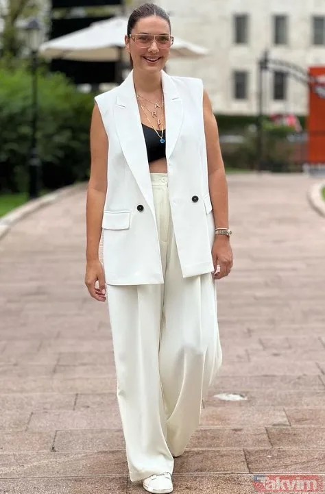 İlk yorum Yasmin Erbil ile Doğuş’tan! Barbie bacak yaptıran Seda Sayan’ın mini şortlu tatil pozu olay! “Çağlar Ökten iyi geldi hayatına” - 21