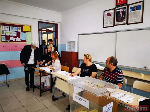 Türkiye'nin dört bir yanında seçim heyecanı! Vatandaşlar sandığa koştu - 23