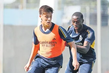 Arda 18 yaşında bir uzaylı