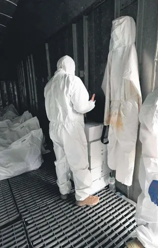 Morg trenine yüklenen Rus askerler cesetlerinin üzerinden sivillerden yağmalanan altınlar çıktı