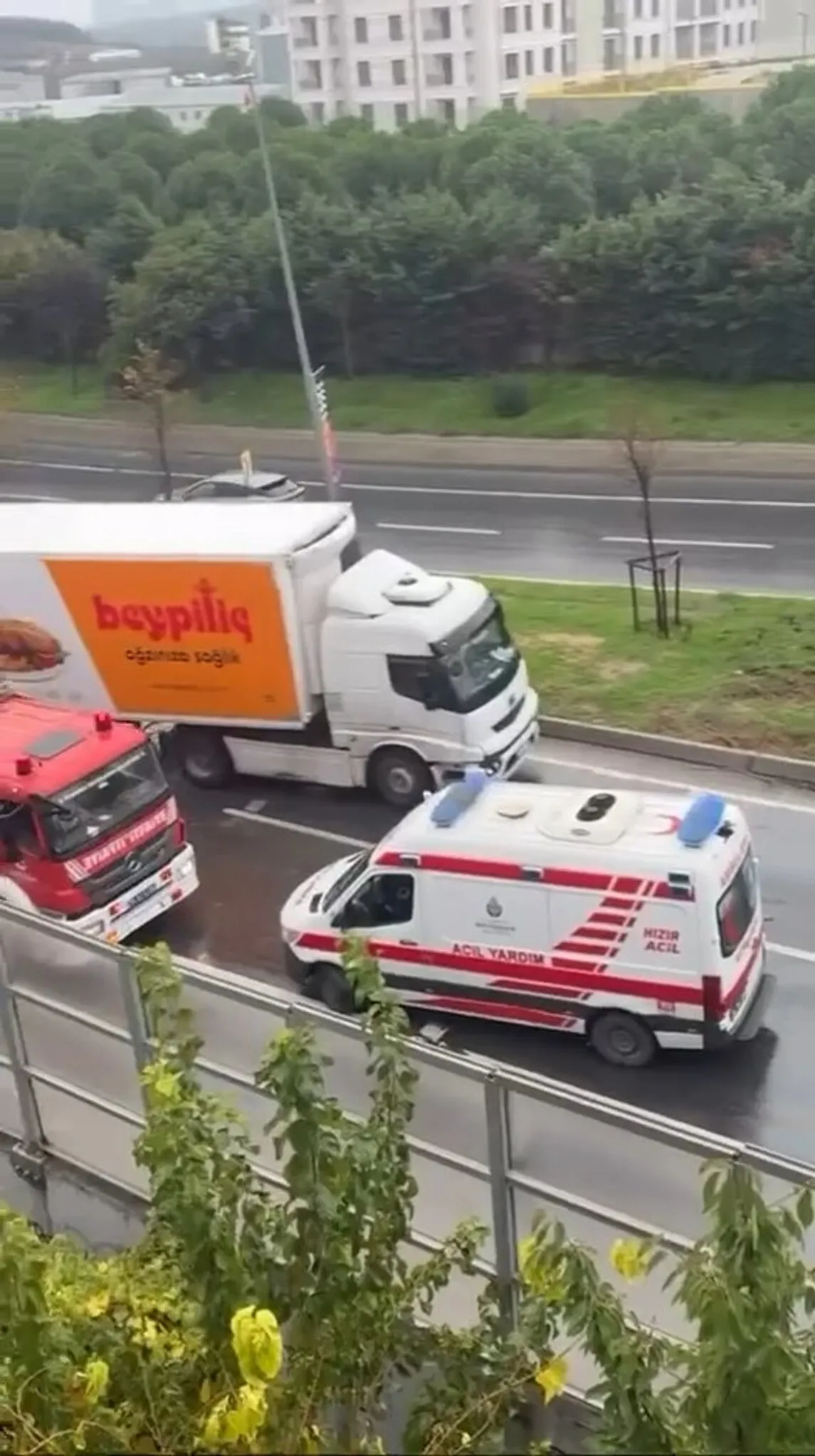 sultangazide-kamyon-2-araca-carpti-5-metreden-bahceye-dustu-1793083769542.jpeg Karşı şeride geçen kamyon 2 araca çarptı. (Foto: DHA)