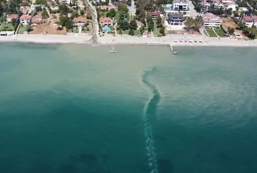 Büyükçekmece'de deniz kahverengiye döndü! Denize girmek için gelen vatandaş şoka uğradı
