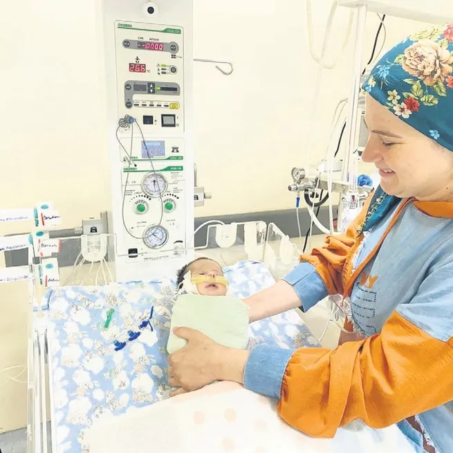 Konya’daki ikiz kardeşler ameliyatla hayata tutundu