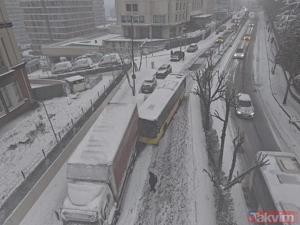 İstanbul’da kar yağdı trafik kilitlendi! İETT otobüsleri yine yolda kaldı - 6
