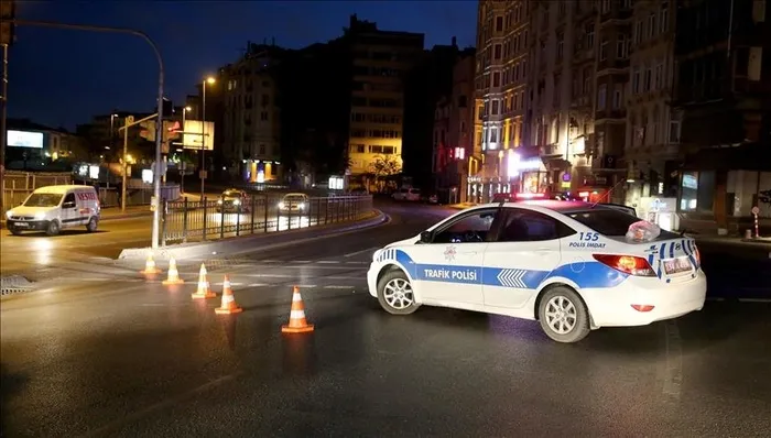 istanbul-valiligi-acikladi-yilbasinda-bazi-yollar-trafige-kapatilacak-iste-o-yol-ve-sokaklar-1703947794547.jpeg İstanbul'da yılbaşı tedbirleri kapsamında bazı yollar trafiğe kapatıldı | İşte o yol ve sokaklar...-2