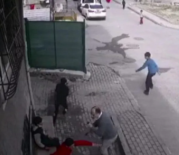 dehset-anlari-kamerada-kucuk-cocuklara-kemerle-saldirdi-1615442398453.jpg Dehşet anları kamerada! Küçük çocuklara kemerle saldırdı-4