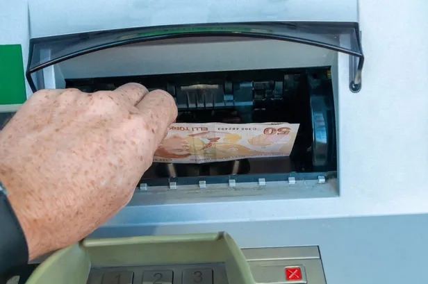 atmden-para-cekenler-dikkat-bankalar-acil-duyuru-yapti-bunu-yaparken-kirk-kez-dusunun-paraniz-bir-anda-1684848077281.jpg ATM'de bunu yaparken 40 kez düşünün! Bankalar acil duyuru yaptı, paranız bir anda buhar olabilir-2