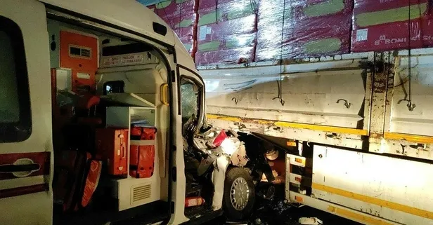 Sakarya'da hasta taşıyan ambulansın da karıştığı zincirleme kaza! Yaralılar var...