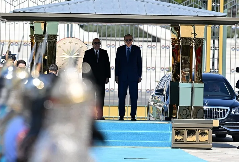 baskan-erdogan-tebbunu-agirliyor-turkiye-cezayir-hattinda-kritik-zirve-gundemde-is-birligi-ve-bolgesel-gelisme-1778161775427.jpeg Başkan Erdoğan Tebbun’u ağırlıyor! Türkiye-Cezayir hattında kritik zirve: Gündemde iş birliği ve bölgesel gelişmeler-2