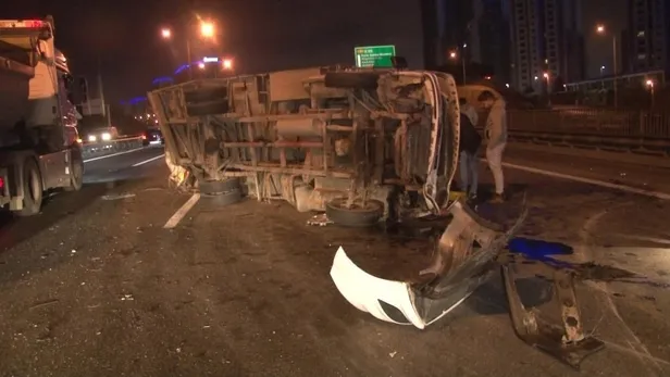 TEM Otoyolu'nda feci kaza! Hafif ticari araç kamyonete arkadan çarptı: 4 yaralı-2