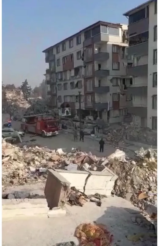 hatayli-can-derdinde-lutfu-savas-mal-pesinde-kardesinin-cantasi-icin-itfaiyeye-seferberlik-emri-1676953103238.jpg Hataylı can derdinde Lütfü Savaş mal peşinde: Kardeşinin çantası için itfaiyeye seferberlik emri-7