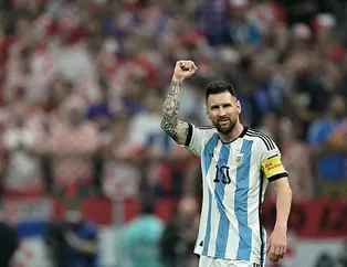 Dünya Kupası yarı final karşılaşmasında Arjantinli yıldız Lionel Messi adını tarihe altın harflerle yazdırdı