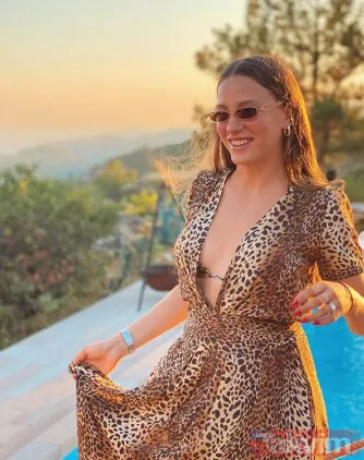 Leoparlı bikinisi ve sıfır makyajlı Burcu Özberk'in yüzü gülüyor... - 21