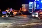 Küçükçekmece’de feci kaza! Otomobil İETT yol bakım aracına çarptı: 1’i ağır 5 yaralı