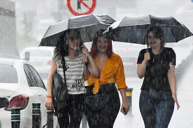 Son dakika: Meteoroloji'den peş peşe uyarılar! İstanbul'a sağanak geliyor! Bugün hava nasıl olacak?